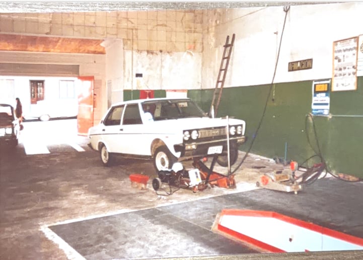 Auto en el elevador del taller original