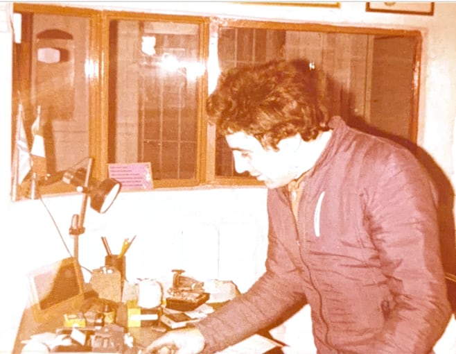 Aníbal Delisa en el escritorio del taller, años 70