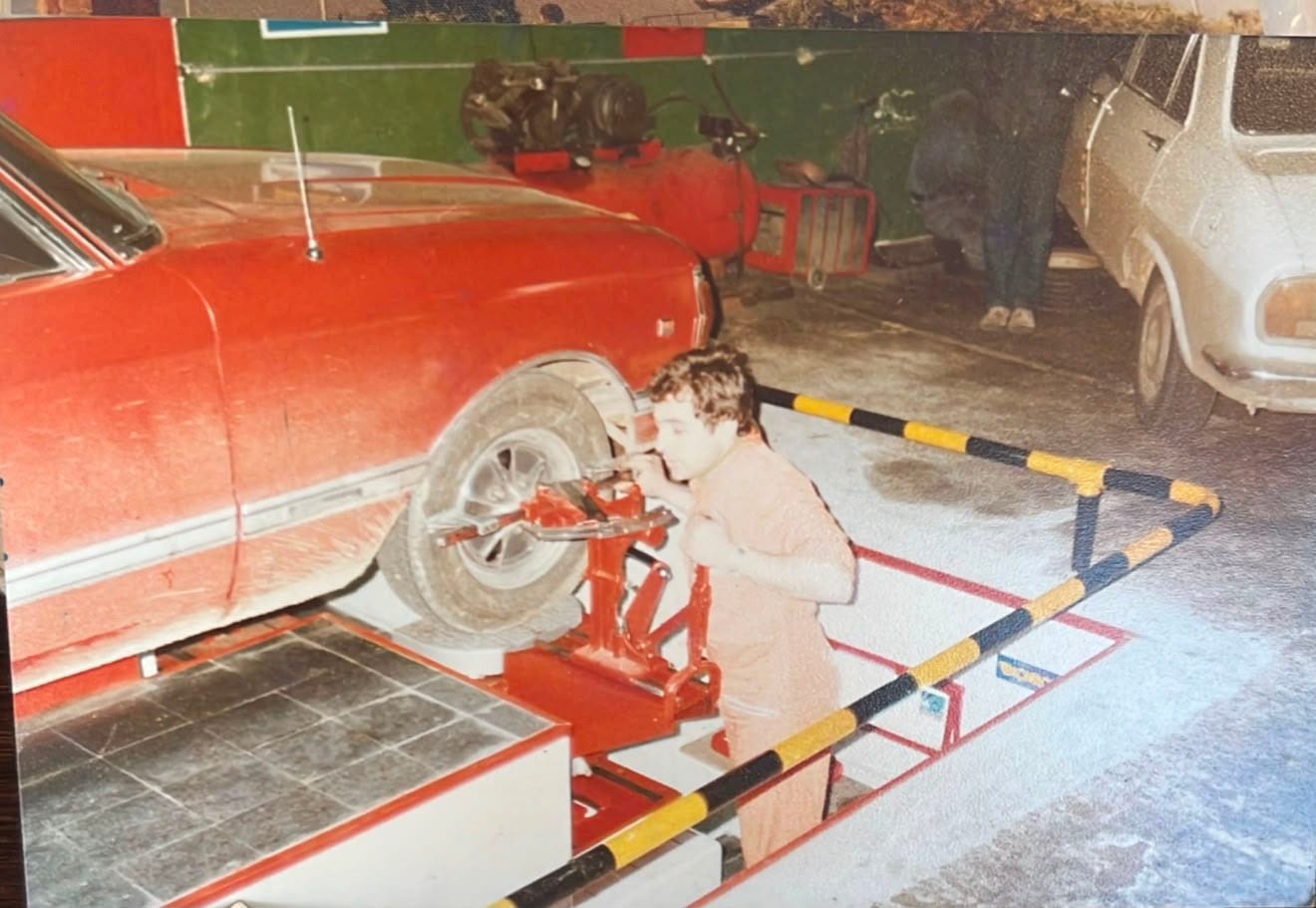 Aníbal Delisa trabajando de joven en el taller